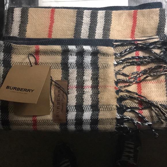 Burberry scarf - Picture 1 of 3